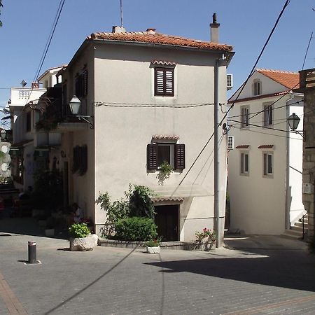 Apartments Dobrinj Екстер'єр фото