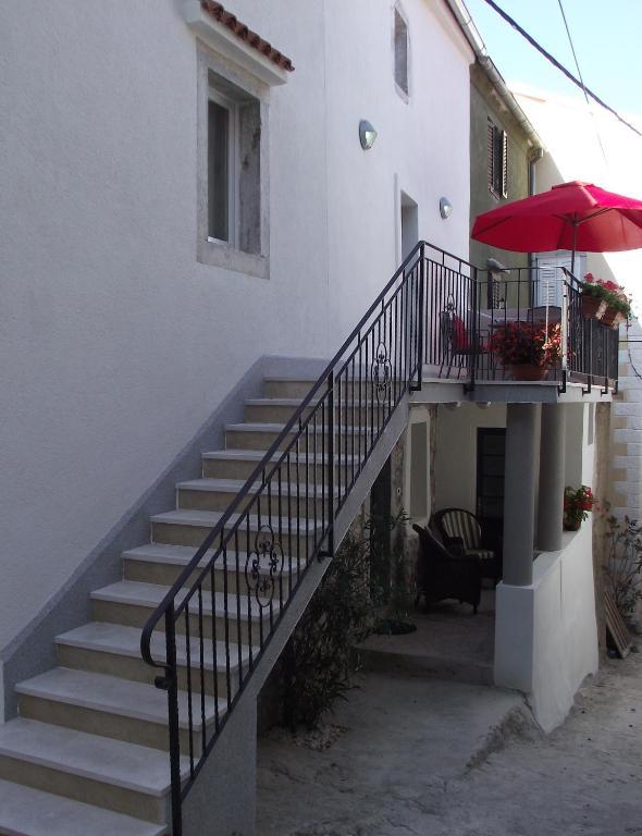 Apartments Dobrinj Екстер'єр фото